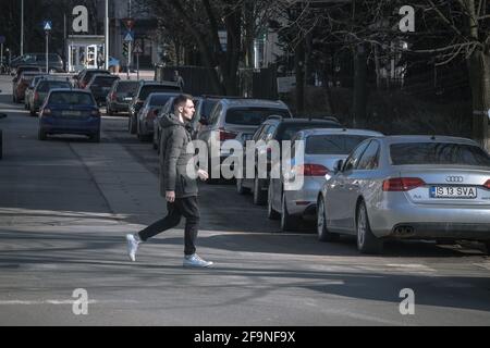 IASI, RUMÄNIEN - 13. März 2021: Iasi - Rumänien - 13. März 2021: Kerl, der tagsüber die Straße überquert Stockfoto