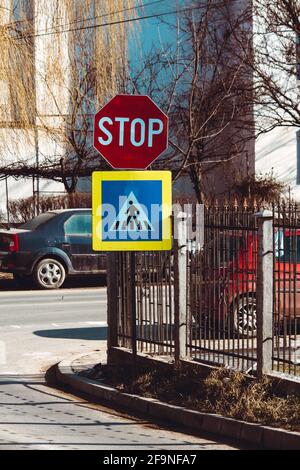 IASI, RUMÄNIEN - 13. März 2021: Verkehrsschilder in Rumänien. Sonniger Tag. Nahaufnahme von stre Stockfoto