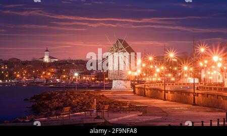 Alte Windmühle bei Sonnenuntergang in der Altstadt von Nessebar in Bulgarien. Nesebar ist einer der größten Badeorte an der bulgarischen Schwarzmeerküste. Stockfoto