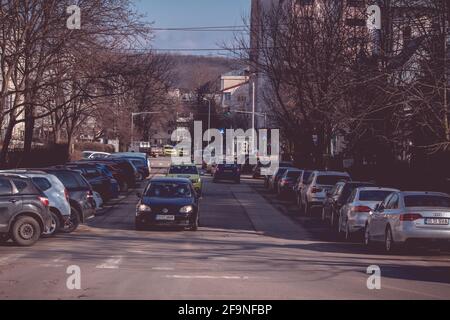 IASI, RUMÄNIEN - 13. März 2021: Iasi - Rumänien - 13. März 2021: Tagsüber auf der Straße Stockfoto