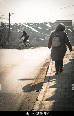 IASI, RUMÄNIEN - 13. März 2021: Iasi - Rumänien - 13. März 2021: Alte Straße mit Menschen und jungen Radfahrern Stockfoto