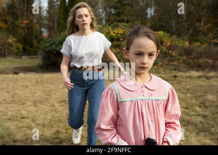 VICTORIA PEDRETTI UND AMELIE BEA SMITH IN THE HAUNTING OF BLY MANOR (2020), REGIE: CIARAN FOY, MIKE FLANAGAN, BEN HOWLING UND YOLANDA RAMKE. Kredit: PARAMOUNT FERNSEHEN / Album Stockfoto