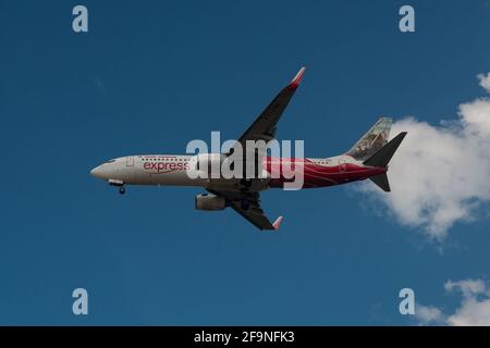 07.04.2021, Singapur, Republik Singapur, Asien - ein Passagierflugzeug des Typs Air India Express Boeing 737-800 nähert sich dem Changi Airport zur Landung an. Stockfoto