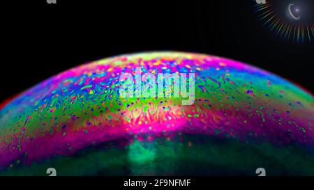 Eine bunte Seifenblase aus der Perspektive der Makrofotografie in Die Interpretation des Universums Stockfoto