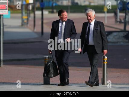 Alan Foster, ehemaliger Polizeibeamter von South Yorkshire (rechts) vor dem Lowry Theatre, Salford Quays, Greater Manchester, wo er vor Gericht gestellt wird, weil er nach der Katastrophe von Hillsborough am 15. April 1989 Handlungen begangen hat, die den Kurs der Gerechtigkeit verfälssen oder dazu bestimmt haben, ihn zu pervertieren. Bilddatum: Dienstag, 20. April 2021. Stockfoto