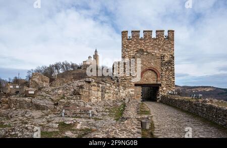 Veliko Tarnovo, Bulgarien. Blick auf die mittelalterliche Festung Tsarevets. Die berühmte historische Hauptstadt. Patriarchenkirche auf dem Tsarevets-Hügel Stockfoto