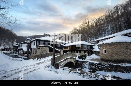 Etar, Bulgarien. Altes traditionelles bulgarisches Haus in architektonischem ethnographischen Komplex Etar (Etara) in der Nähe der Stadt Gabrovo. Open Air Museum im Winter Stockfoto