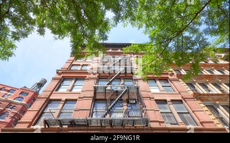 Blick auf ein altes Gebäude mit Feuerschutzanlage, New York City, USA. Stockfoto