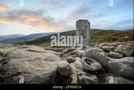 Die Ruinen der alten thrakischen Stadt Perperikon, die vermutlich ein heiliger Ort gewesen ist, befinden sich in der Kardzhali Region, Bulgarien Stockfoto