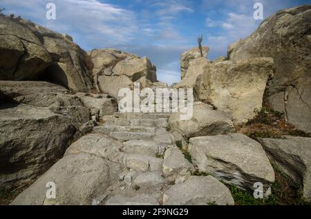 Die Ruinen der alten thrakischen Stadt Perperikon, die vermutlich ein heiliger Ort gewesen ist, befinden sich in der Kardzhali Region, Bulgarien Stockfoto