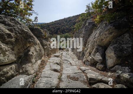 Die Ruinen der alten thrakischen Stadt Perperikon, die vermutlich ein heiliger Ort gewesen ist, befinden sich in der Kardzhali Region, Bulgarien Stockfoto