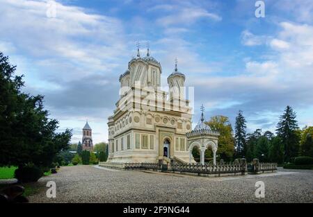 Curtea de Arges Kloster - Meisterwerk der byzantinischen Architektur in Rumänien. Es ist ein Wahrzeichen in der Walachei, dem mittelalterlichen Rumänien. Stockfoto