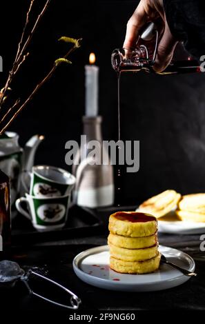 Stimmungsvolles Foto vom Frühstück. Käsekuchen Stockfoto