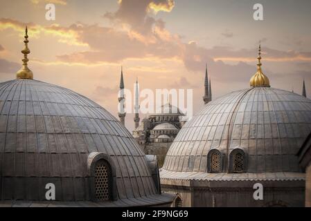 Blick auf die Sultanahmet Imperial Mosque (Sultan Ahmet Cami), auch bekannt als die Blauen Moschee Kuppeln und Minarette in Istanbul, Türkei bei Sonnenuntergang. Stockfoto