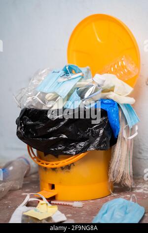Abgelegt oder über floss Einweg-Medizinischer Abfall auf Müll Kann oder Mülleimer im Krankenhaus während des Coronavirus oder Covid-19 Pandemie Stockfoto
