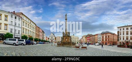 Olomouc, Tschechische Republik. Panoramablick auf die Marienpest-Säule auf dem Platz in Olomouc. Stockfoto