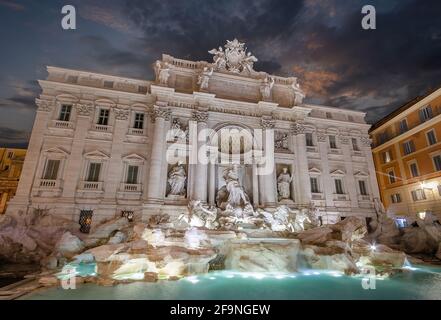 Der Trevi-Brunnen (Fontana di Trevi) in Rom, Italien bei Sonnenuntergang. Der größte Barockbrunnen in Rom, Italien und der schönste Stockfoto