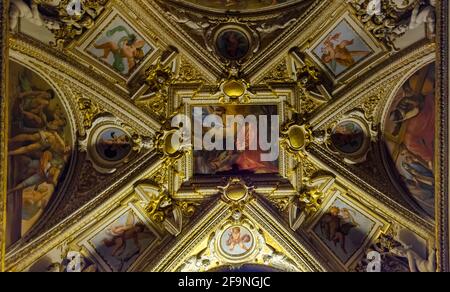 VATIKANSTADT, ROM, ITALIEN. Details der schönen Gemäldedecke - Stanze des Raphael (Zimmer des Raphael) im Inneren des Vatikanischen Museums Stockfoto