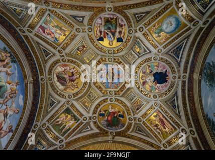 VATIKANSTADT, ROM, ITALIEN. Details der schönen Gemäldedecke - Stanze des Raphael (Zimmer des Raphael) im Inneren des Vatikanischen Museums Stockfoto