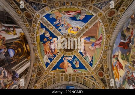 VATIKANSTADT, ROM, ITALIEN. Details der schönen Gemäldedecke - Stanze des Raphael (Zimmer des Raphael) im Inneren des Vatikanischen Museums Stockfoto