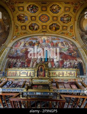 VATIKANSTADT, ROM, ITALIEN. Details der schönen Gemäldedecke - Stanze des Raphael (Zimmer des Raphael) im Inneren des Vatikanischen Museums Stockfoto