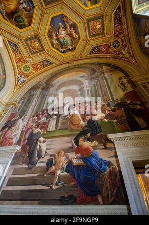 VATIKANSTADT, ROM, ITALIEN. Details der schönen Gemäldedecke - Stanze des Raphael (Zimmer des Raphael) im Inneren des Vatikanischen Museums Stockfoto