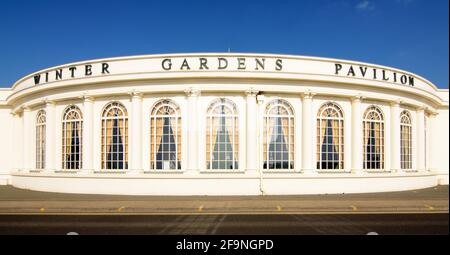 Weston-super-Mare, Somerset, Großbritannien 19. April 2021 - Vorderansicht des leeren Winter Gardens Pavillons, der während der Coronavirus-Pandemie nicht genutzt wurde Stockfoto