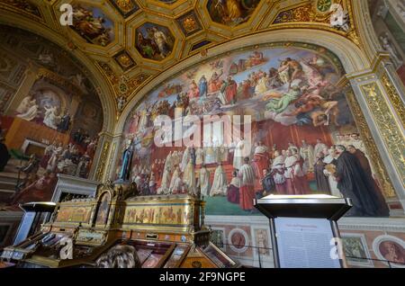 VATIKANSTADT, ROM, ITALIEN. Details der schönen Gemäldedecke - Stanze des Raphael (Zimmer des Raphael) im Inneren des Vatikanischen Museums Stockfoto