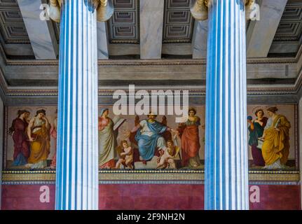 Schönes Gemälde an der Wand des National & Kapodistrian Universität von Athen hinter Säulen versteckt Stockfoto