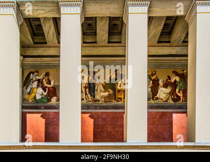 Schönes Gemälde an der Wand des National & Kapodistrian Universität von Athen hinter Säulen versteckt Stockfoto