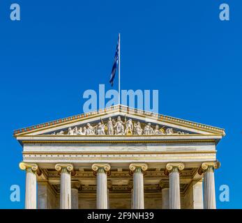 Der Bau der modernen Akademie von Athen, der höchsten Forschungseinrichtung des Landes in Panepistimio, ist eines der Wahrzeichen Athens Stockfoto