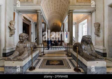 Vatikanstadt, Rom, Italien. Alte ägyptische Statuen und Mumie in den Vatikanischen Museen Stockfoto