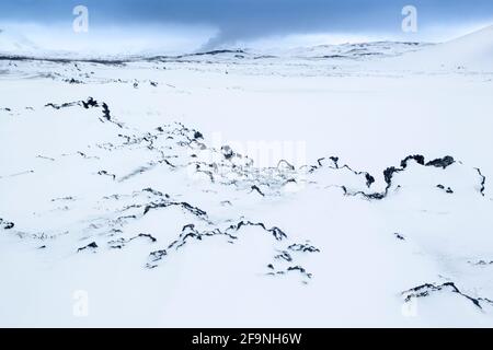 Winteransicht von Námafjall in Richtung Hevrir kochendem Schlamm Töpfe und dampfende Geysire in Island Stockfoto