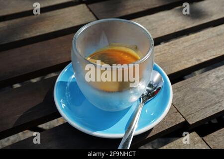 Nahaufnahme eines Glases Eistkaffee, der auf den Pudding geschossen wurde Gelee Pudding auf Holztisch Stockfoto