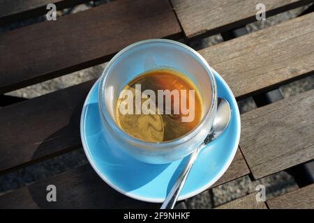 Nahaufnahme eines Glases Eistkaffee, der auf den Pudding geschossen wurde Gelee Pudding auf Holztisch Stockfoto