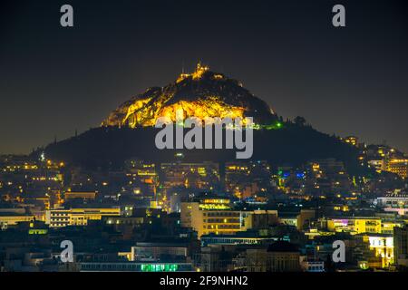 Nachtansicht des Lycabetus Hügels und seiner Nachbarschaft in athen Stockfoto