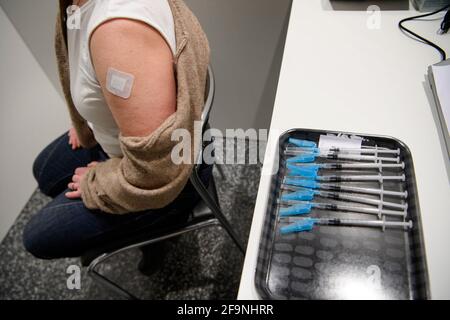 Eine Frau, die mit einem Covid-19-Impfstoff geimpft wurde. Spritzen auf einem Tablett, bereit für die Covid-19-Impfung Foto: Jessica Gow / TT-Code 10070 Stockfoto