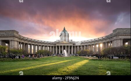 Kazan Kathedrale oder Kazanskiy Kafedralniy Sobor in Sankt Petersburg, Russland bei Sonnenuntergang, auch bekannt als die Kathedrale unserer Lieben Frau von Kazan Stockfoto