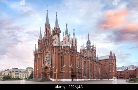 Die Kathedrale der Unbefleckten Empfängnis der Heiligen Jungfrau Maria in Moskau, Russland, eine neugotische katholische Kirche. Stockfoto