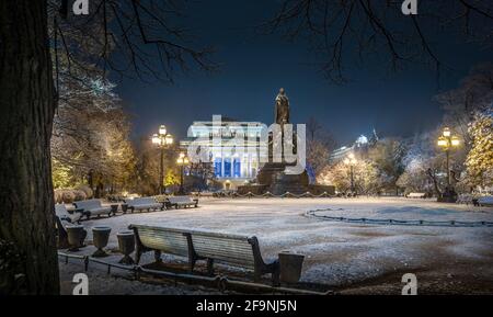 Alexandrinsky Theater in Sankt Petersburg, Russland oder Russische Staatliche Puschkin Akademie Drama Theater und Denkmal für Katharina die große II. Winternacht. Stockfoto