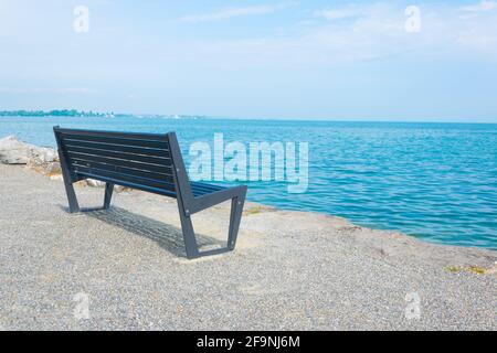 Blick auf eine Bank an einer Promenade entlang der Bodeensee See in der schweiz Stockfoto