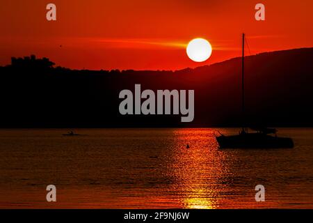 Wunderbarer Sonnenuntergang auf dem Bracciano See. Stockfoto