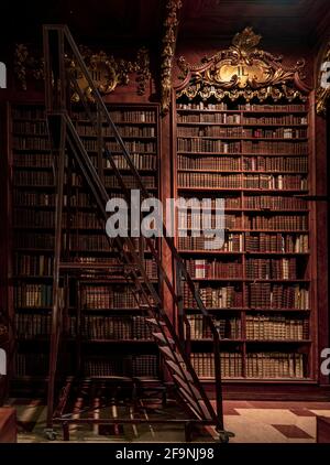 Wien, Österreich. Das Innere der Österreichischen Nationalbibliothek befindet sich im Neuen Burgflügel der Hofburg. State Hall oder der Prunksaal. Stockfoto