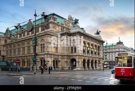 Wien, Österreich. Die Wiener Staatsoper ist ein österreichisches Konzerthaus bei Sonnenuntergang Stockfoto