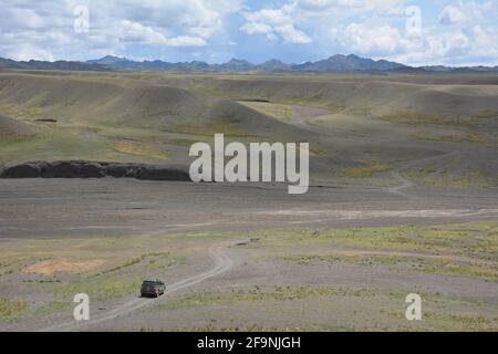 Touristische Geländewagen in der Nähe von Dungenee am / Canyon im Gobi Gurvan Saikhan National Park, Omnogovi, Mongolei. Stockfoto