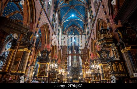 Krakau, Polen - Innere der Marienbasilika. Die Kirche befindet sich auf dem Hauptmarkt und hat eine der schönsten Decken. Stockfoto