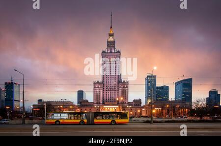 Warschau, Polen. Panorama bei Nacht Skyline von Warschau (Warszawa) mit sowjetischen Ära Palast der Kultur und Wissenschaft und moderne Wolkenkratzer. Stockfoto