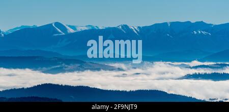 Mala Fatra Berge zwischen Stoh und Chleb Hügel und höchsten Ein Teil der Nizke Tatry Berge im Hintergrund von Lysa hora Hügel in Moracskoslezske B Stockfoto