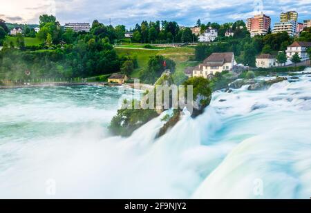 Blick auf den größten Wasserfall europas - Rheinfall - bei Sonnenuntergang in der Nähe von Schaffhausen, Schweiz Stockfoto