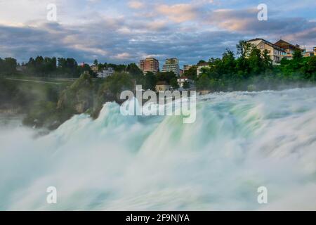 Blick auf den größten Wasserfall europas - Rheinfall - bei Sonnenuntergang in der Nähe von Schaffhausen, Schweiz Stockfoto